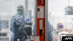 在意大利伦巴第大区的一家医院，医护人员正在对病人进行检查。（2020年3月17日）