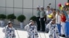 Ba phi hành gia Trung Quốc bước vào trạm không gian thử nghiệm