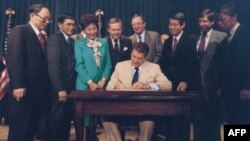 Tổng thống Reagan ký Ðạo luật Civil Liberties Act năm 1988 xin lỗi, và bồi thường người Mỹ gốc Nhật bị tập trung và chính phủ Mỹ sau đó đã bồi thường tổng cộng 1,6 tỉ đôla