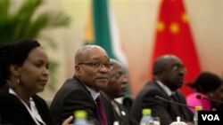 Presiden Afrika Selatan Jacob Zuma (kedua dari kiri) di tengah-tengah pertemuan bilateral dengan Tiongkok sebelum KTT BRICS di Sanya, Rabu (13/4).