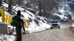 Seorang tentara Israel berjaga di resor ski Hermon yang terletak di wilayah perbatasan dengan Suriah dan Lebanon, dalam tur media yang digelar oleh juru bicara tentara Israel di wilayah Dataran Tinggi Golan yang dianeksasi pada 8 Januari 2025. (Foto: AFP/Jalaa Marey)