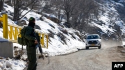 Seorang tentara Israel berjaga di resor ski Hermon yang terletak di wilayah perbatasan dengan Suriah dan Lebanon, dalam tur media yang digelar oleh juru bicara tentara Israel di wilayah Dataran Tinggi Golan yang dianeksasi pada 8 Januari 2025. (Foto: AFP/Jalaa Marey)