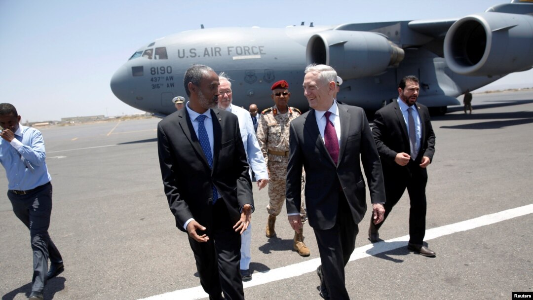 Menhan AS James Mattis disambut oleh Menhan Djibouti Ali Hasan Bahdon setibanya di Bandara Internasional Djibouti-Ambouli di Ambouli, Djibouti, 23 April 2017. 