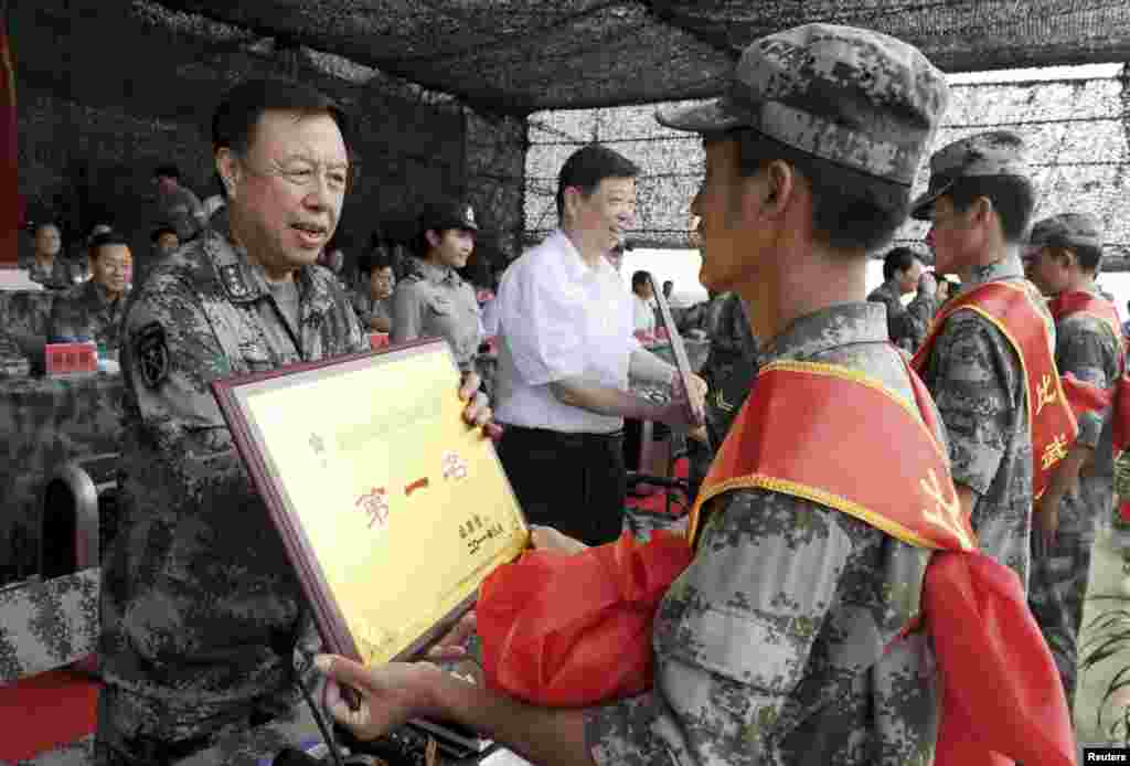 2011年8月6日，中国济南军区司令员范长龙（左）在山东潍坊给军事技能大赛的优胜者发奖。 2018年2月2日，中共中央军委举行慰问驻京部队老干部迎新年文艺演出，范长龙在台下前排就座，坐在中共中央军委副主席许其亮旁边。央视报道此事的名单中，已经不在中共中央军委的国家中央军委副主席范长龙和国防部长常万全排在中共中央军委副主席后面，中共中央军委4位委员前面。有媒体把这解读为&ldquo;公开亮相显示被查消息不确实&rdquo;，也有媒体指出徐才厚垮台前也曾在这类场合露面。