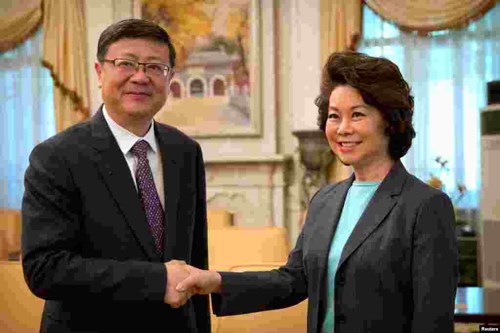 美国运输部长赵小兰（Elaine Chao）与北京市市长陈吉宁2018年4月28日在北京市政府的办公室握手。