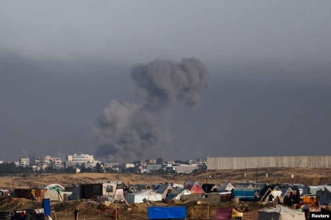 El humo se eleva tras los ataques israelíes, en medio del conflicto en curso entre Israel y Hamás, visto desde Rafah, en el sur de la Franja de Gaza, el 8 de enero de 2024.