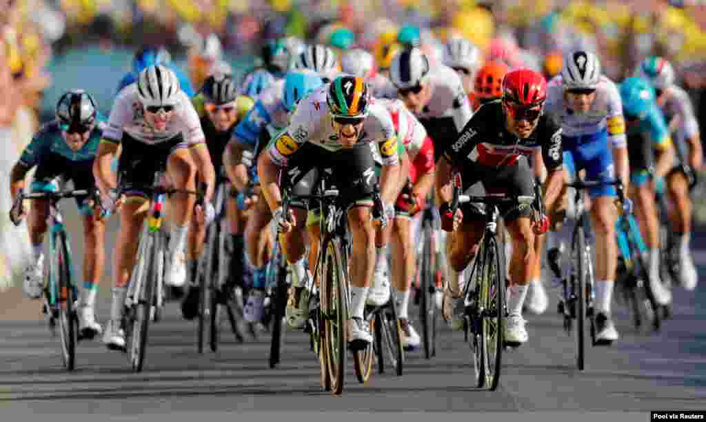 Deceuninck-Quick Step rider Sam Bennett of Ireland and Lotto Soudal rider Caleb Ewan of Australia sprint toward the line during the stage ten of the Tour de France cycling race from Ile d&#39;Oleron to&#160;Ile de Re in France.