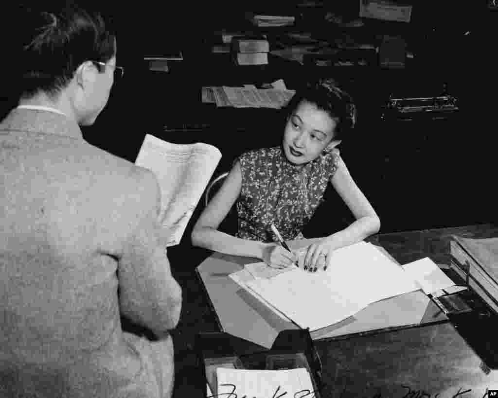 老照片回顾：美国之音中文广播70年