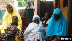 Perempuan dan anak-anak yang berhasil meloloskan diri dari serangan Boko Haram, berada di kamp pengungsi di Wurojuli, Gombe, Nigeria (2/9/2014). 