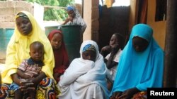 Perempuan dan anak-anak yang berhasil lolos dari kekerasan militan Boko Haram berada di penampungan pengungsi di Wurojuli, Gombe 2/9/2014. Boko Haram kembali melancarkan kekerasan di Nigeria. 