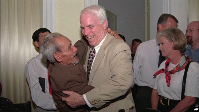Tù binh đến thượng khách: Những khoảnh khắc khó quên của John McCain ở VN