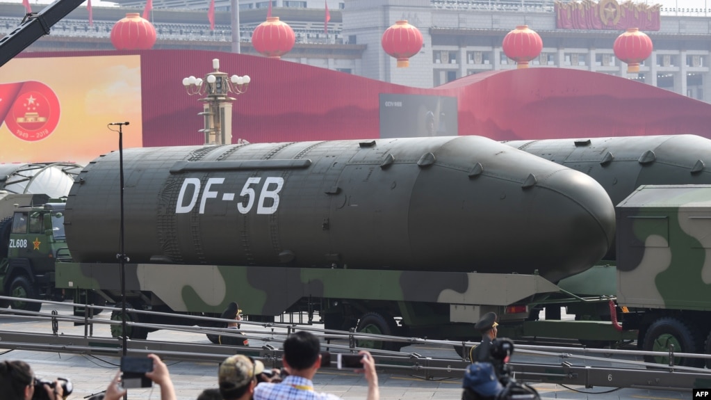 Xe chở phi đạn xuyên lục địa DF-5B của Trung Quốc tại lễ diễn hành ngày 01/10/2019 tại quảng trường Thiên An Môn, Bắc Kinh, nhân dịp kỷ niệm 70 ngày Quốc khánh Trung Quốc.
