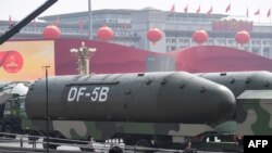 Des véhicules militaires portant des missiles balistiques intercontinentaux DF-5B participent à un défilé militaire sur la place Tiananmen à Beijing le 1er octobre 2019, à l’occasion du 70e anniversaire de la fondation de la République populaire de Chine. (Photo par GREG BAKER / 
