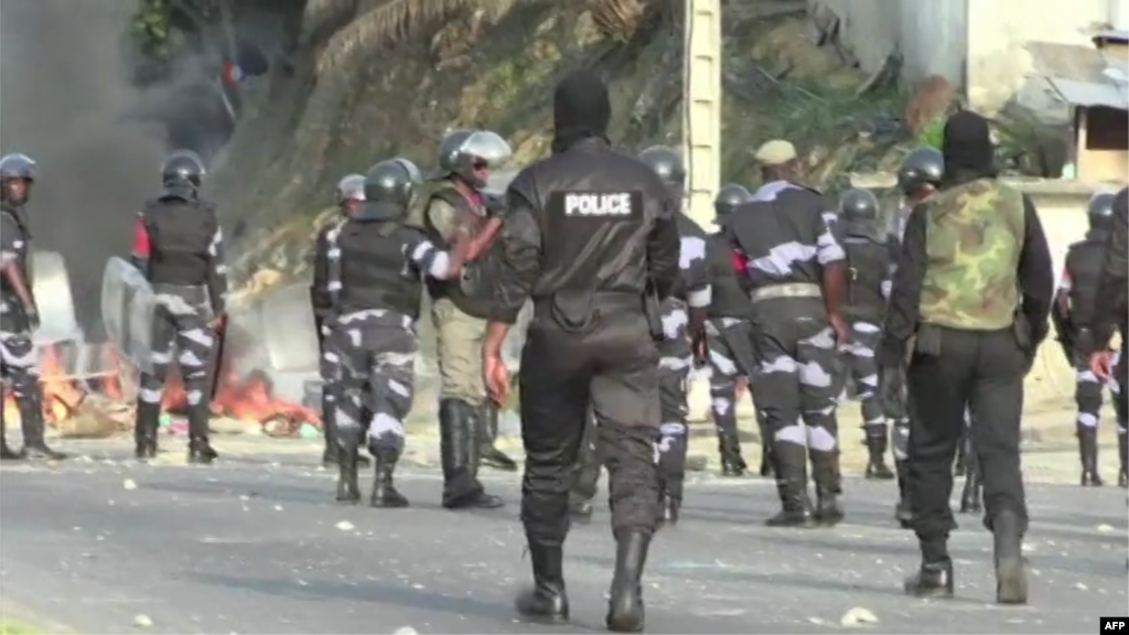 Les forces de l&rsquo;ordre les manifestants affrontent les manifestants, à Libreville, Gabon, 31 août 2016.