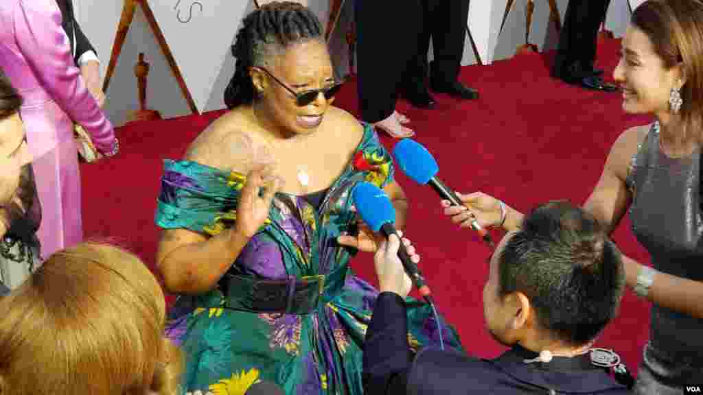 Whoopi Goldberg parle à la presse lors des Oscars au Dolby Theater de Los Angeles, le 4 mars 2018 (VOA/Arzouma Kompaore)