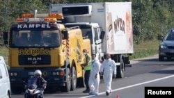 Chiếc xe tải bị phát hiện hôm 27/8/2015 trên một xa lộ ở Áo, chứa ít nhất 71 xác di dân chết vì ngạt thở. 