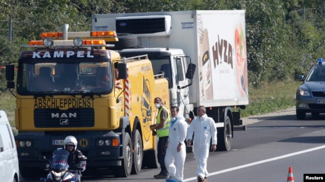 El camión donde murieron los migrantes es preparado para ser remolcado en una autopista austríaca.