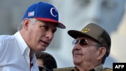 Miguel Diaz-Canel (esq) e Raul Castro (dir) 