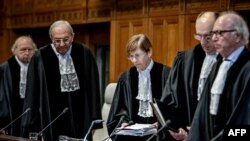قضات دیوان بین‌المللی دادگستری در جلسه رسیدگی به پرونده «نسل‌کشی» فلسطینیان از سوی اسرائیل. لاهه، پنجشنبه ۲۱ دی ۱۴۰۲
