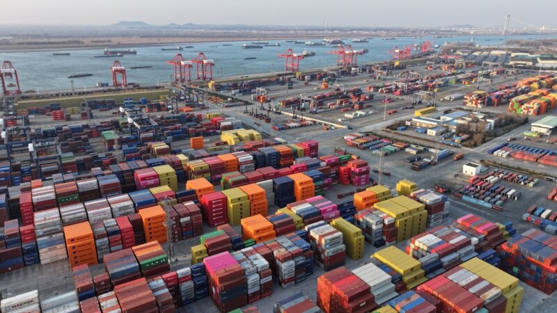 US tariffs on Chinese goods go into effect