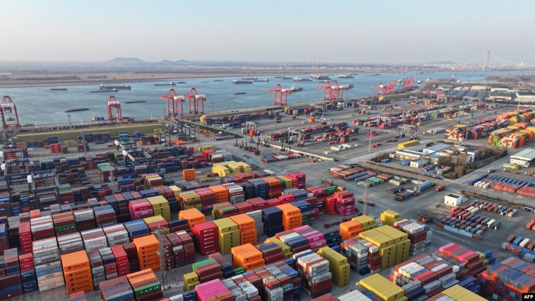 Berbagai kontainer produk-produk China yang siap dieksport tampak di pelabuhan Nanjing, provinsi Jiangsu, China timur, 4 Februari 2025. Kebijakan tarif impor Presiden AS Donald Trump diperkirakan akan memicu inflasi di Amerika. 