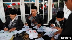 Petugas KPPS sedang menyiapkan surat suara di sebuah TPS di Bogor, 17 April 2019. (Foto: Willy Kurniawan/Reuters)