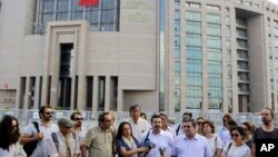 Журналісти зібралися біля будинку суду на підтримку свого затриманого колеги