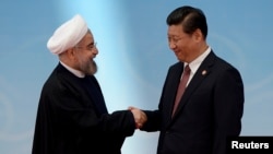 伊朗总统鲁哈尼和中国国家主席习近平在上海2014年亚洲峰会上握手
