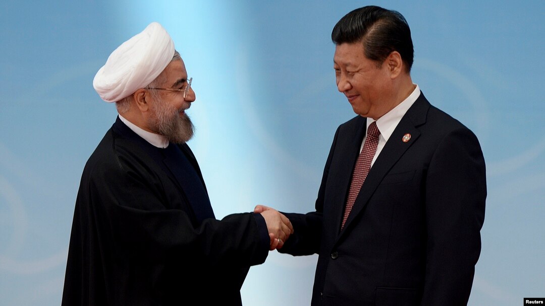 Presiden Iran Hassan Rouhani (kiri) berjabat tangan dengan Presiden China Xi Jinping pada konferensi di Shanghai, 21 Mei 2014 (foto: dok). Kedua pemimpin dijadwalkan bertemu di China 9 Juni mendatang. 