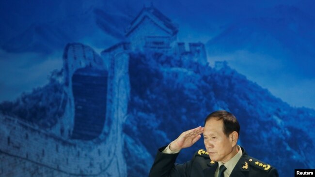 中国国防部长魏凤和在中国北京香山论坛上发表讲话后敬礼。(2018年10月25日)