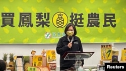 台湾总统蔡英文在一个推销台湾菠萝的会场上。 （2021年3月3日）