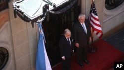 Menteri Luar Negeri Amerika Serikat Rex Tillerson, kanan, berdampingan dengan Menteri Luar Negeri Argentina Jorge Faurie di dalam Istana Kementerian Luar Negeri San Martin, di Buenos Aires, Argentina, Minggu, 4 Februari 2018).