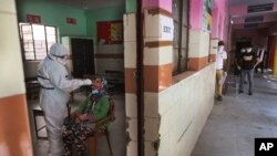 Seorang petugas medis tengah mengambil sampel swab di New Delhi, India, 24 Juni 2020. (Foto: dok).