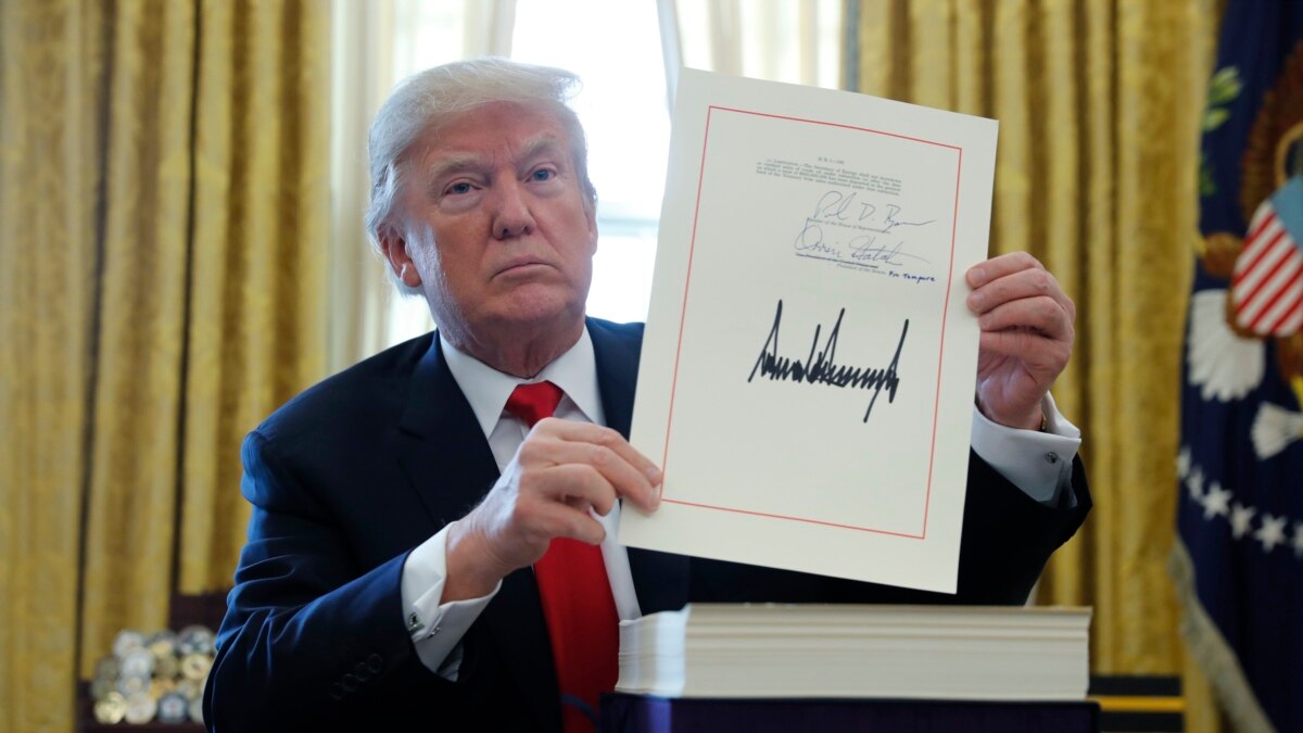 Trump firma reforma tributaria y extensión de presupuesto