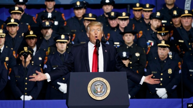 美国总统川普在纽约对警察谈论街头帮派MS-13（2017年7月28日）