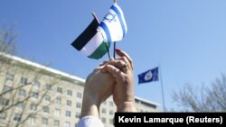 Biểu tình tại Mỹ về xung đột Israel và Palestine. Người biểu tình cùng nắm trong tay 2 lá cờ, Israel và Palestine.