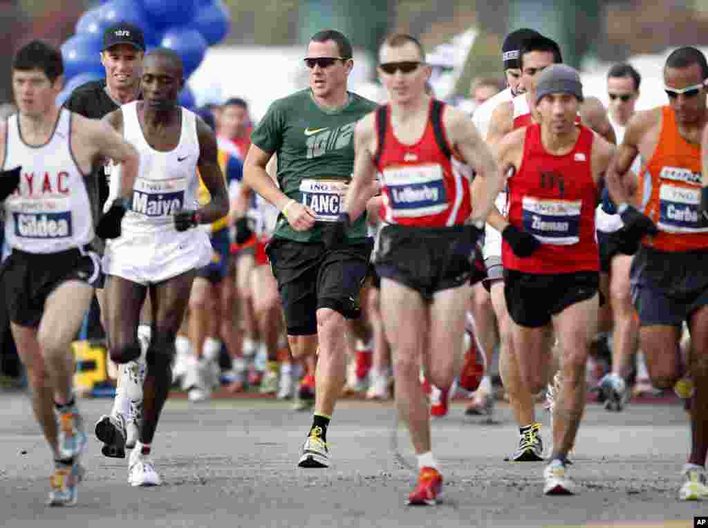 November 5, 2006: Lance Armstrong (picured in green) runs the New York City Marathon, his first. 