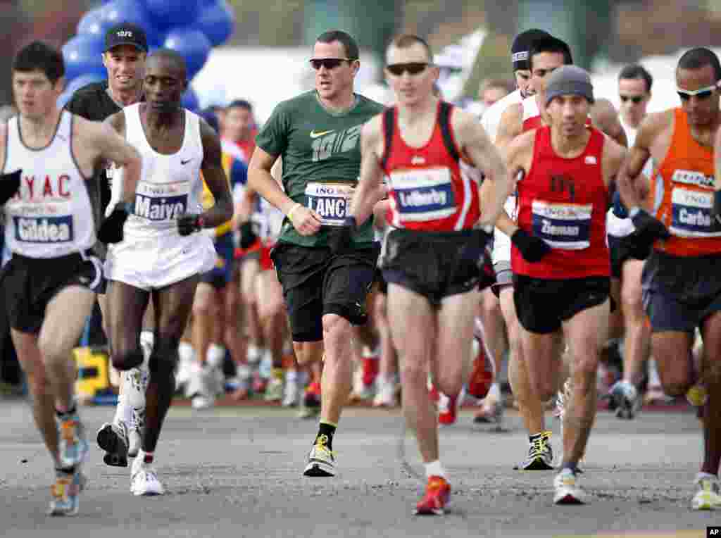 6 novembre 2006 : Lance Armstrong (en vert) participant à son tout premier marathon de New York.