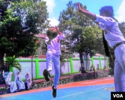 Siswa sebuah sekolah bermain basket. (foto: VOA/Nurhadi)