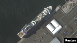 Vista aérea del crucero Diamond Princess, que se encuentra amarrado y en cuarentena en el puerto de Yokohama después de que varios de sus pasajeros mostraran síntomas del coronavirus.