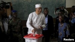 Lionel Zinsou met son bulletin dans l'urne à Cotonou, le 6 mars 2016. Le candidat du pouvoir est l'un des favoris de cette élection présidentielle. (REUTERS/Akintunde Akinleye)