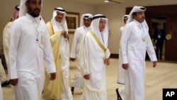 Menteri Perminyakan Saudi Arabia, Ali al-Naimi (kanan tengah), tiba di pertemuan negara produsen minyak. Doha, Qatar.