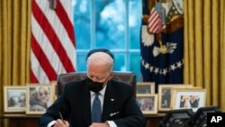 조 바이든 미국 대통령이 25일 트렌스젠더(성전환자)의 군 복무를 금지했던 도널드 트럼프 전 대통령의 조치를 뒤집는 행정명령에 서명했다. 