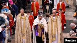 El rey Carlos III sale de la Abadía de Westminster el 6 de mayo de 2023 en Londres, Inglaterra. Gareth Cattermole/vía REUTERS