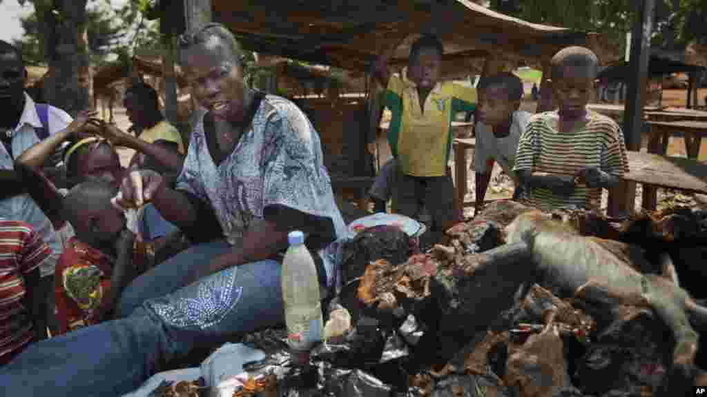 Une vendeuse de la viande du gibier dans un marché du quartier Bimbo, à Bangui, capitale de la République centrafricaine, le 1 janvier 2013. 