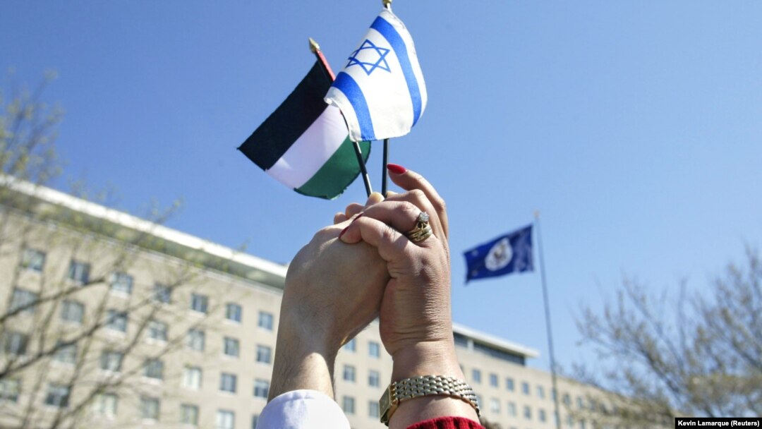 Biểu tình tại Mỹ về xung đột Israel và Palestine. Người biểu tình cùng nắm trong tay 2 lá cờ, Israel và Palestine.