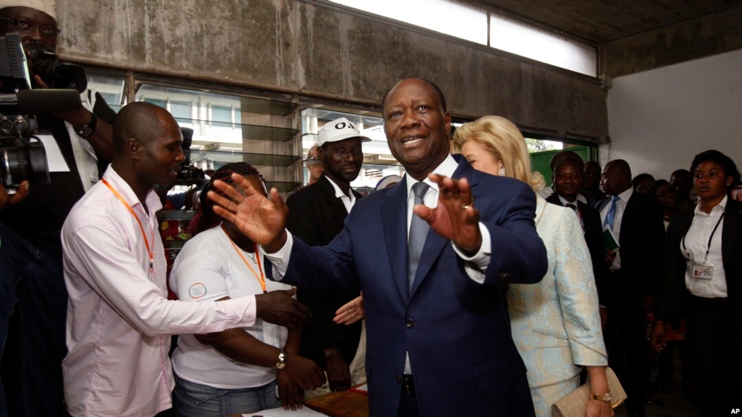 Tổng thống Bờ Biển Ngà Alassane Ouattara đi bỏ phiếu tại Abidjan, ngày 25/10/2015.