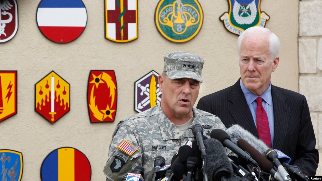 Trung tướng Mark Milley, chỉ huy căn cứ Fort Hood, nói chuyện trong một cuộc họp báo, 3/4/14