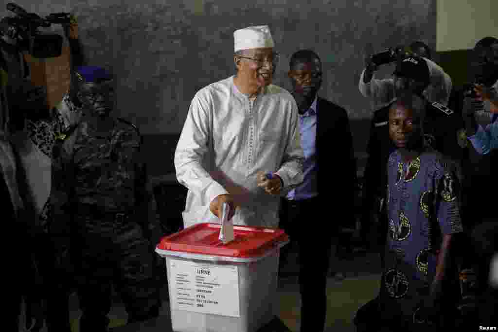 Lionel Zinsou met son bulletin dans l'urne à Cotonou, le 6 mars 2016. Le candidat du pouvoir est l'un des favoris de cette élection présidentielle. (REUTERS/Akintunde Akinleye)