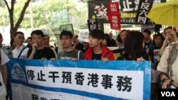 香港多個團體和政黨遊行示威要求張德江傾聽港人民意（美國之音海彥拍攝）